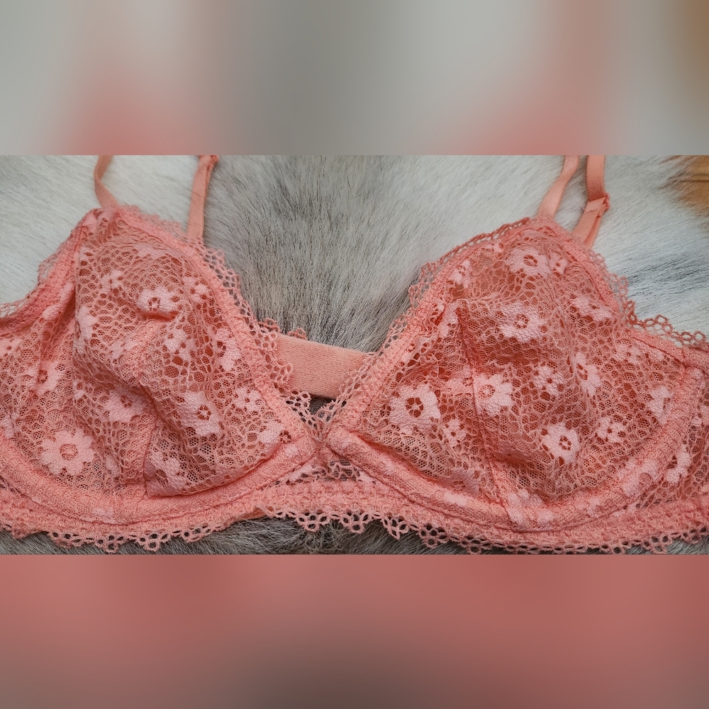 VICTORIA'S SECRET underwire triangle lace bra in size 34B
